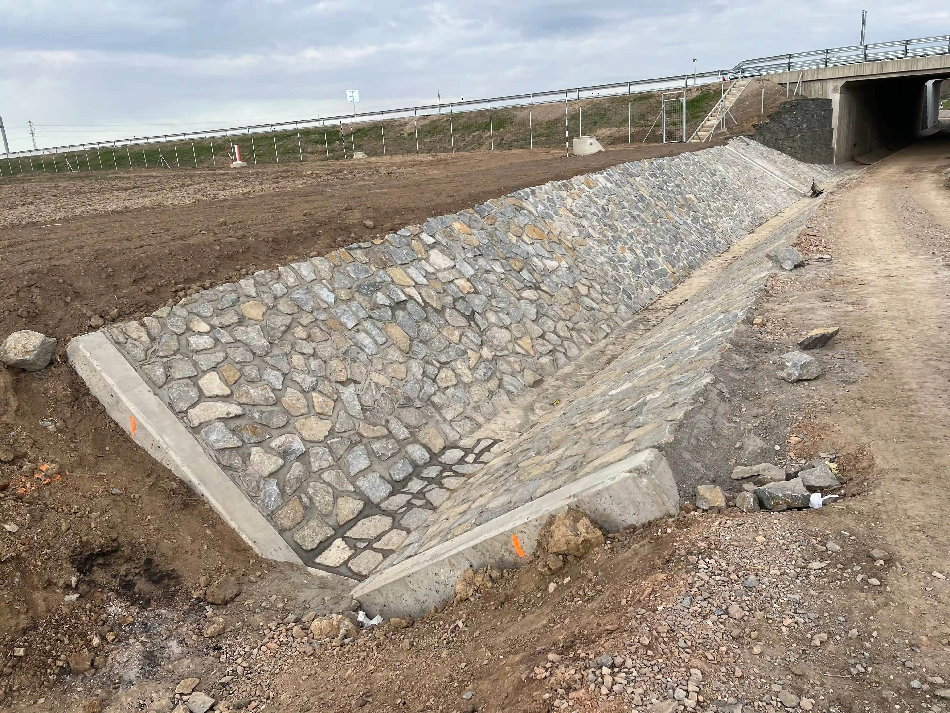 Výstavba betonových propustků a opěrných zdí u dálnice