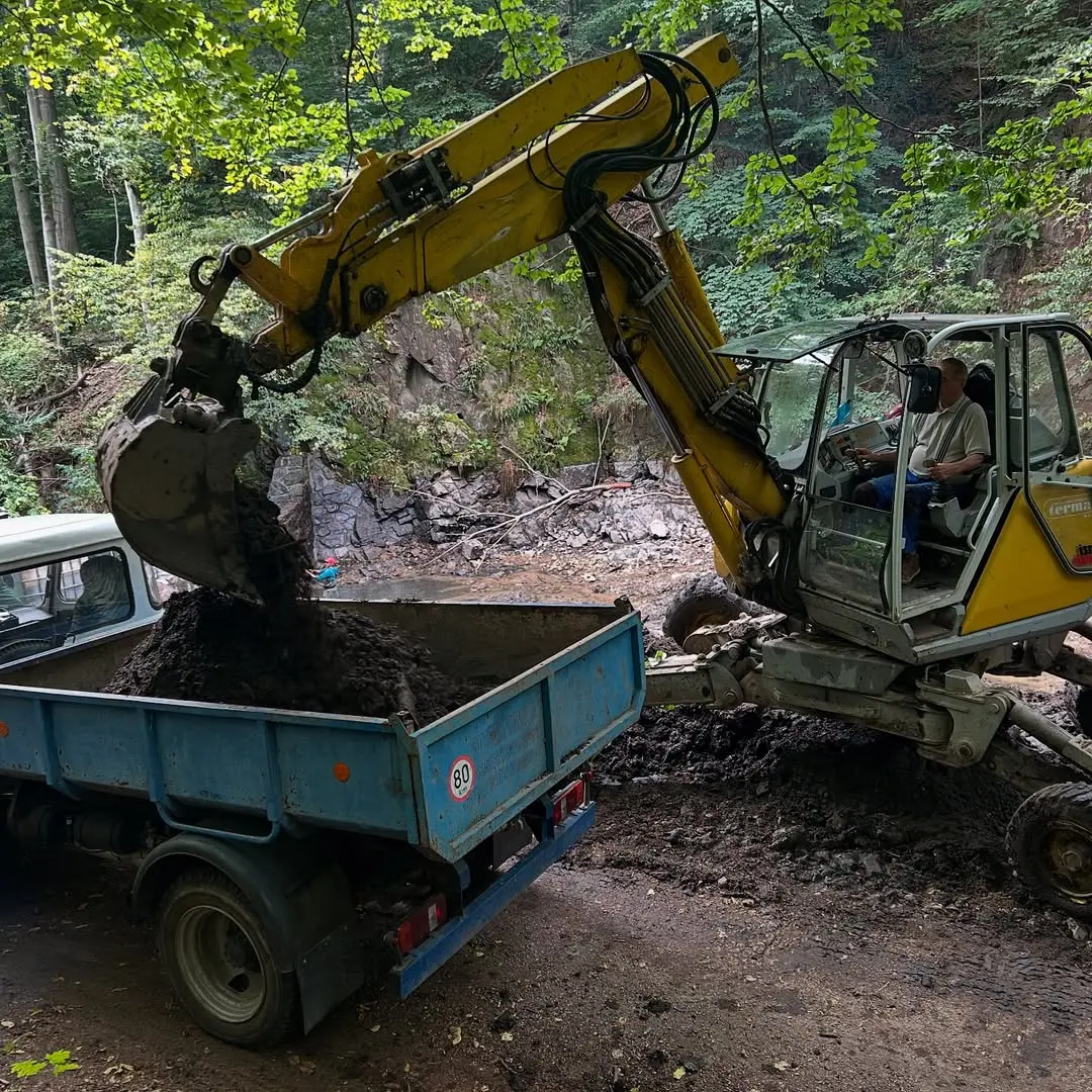 Těžká technika provádějící zemní práce a přesun zeminy