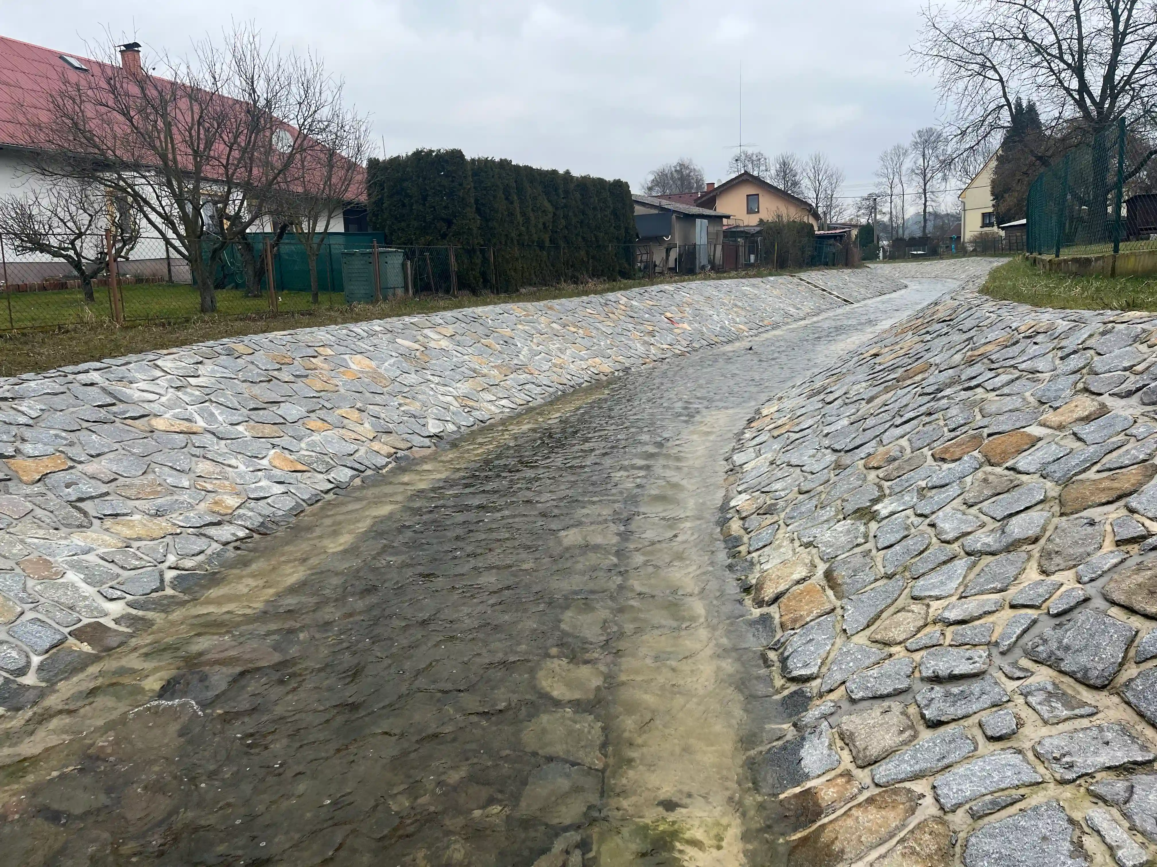 Bagr při práci na revitalizaci vodohospodářské stavby